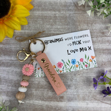 Load image into Gallery viewer, Personalised Mother’s Day Flower Keyring