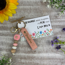 Load image into Gallery viewer, Personalised Mother’s Day Flower Keyring