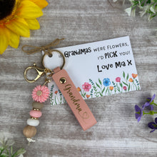 Load image into Gallery viewer, Personalised Mother’s Day Flower Keyring