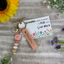 Load image into Gallery viewer, Personalised Mother’s Day Flower Keyring
